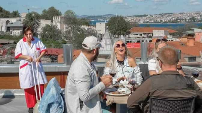 Yasaklardan muaf tutulan turistler ve onlara hizmet eden Türkiye'deki işçiler. Ne düşünüyorsunuz?