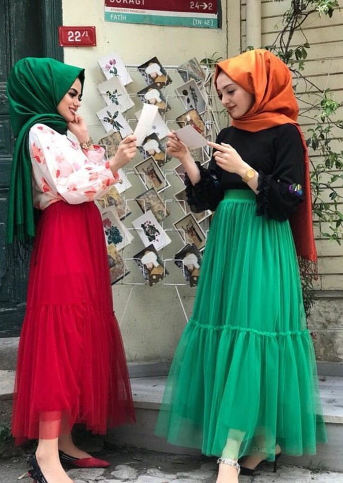 Kapalı kıyafetler giymeyi seven hanımlar günlük nasıl etek modelleri kombinlemeyi tercih edersiniz?