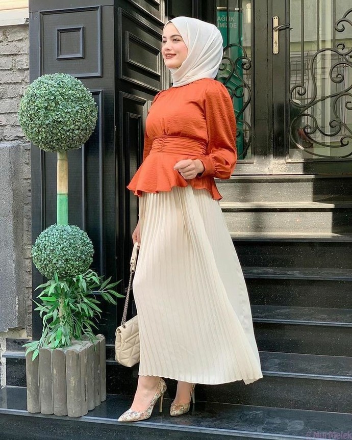 Kapalı kıyafetler giymeyi seven hanımlar günlük nasıl etek modelleri kombinlemeyi tercih edersiniz?