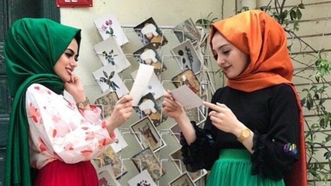 Kapalı kıyafetler giymeyi seven hanımlar günlük nasıl etek modelleri kombinlemeyi tercih edersiniz?