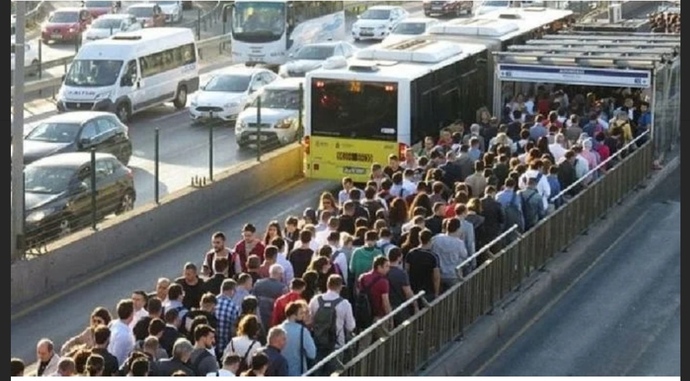 Otobüs, metro gibi toplu taşımalarda herkes birbirinden farklı davranışlar içindedir. Peki siz en çok hangilerini yapıyorsunuz?