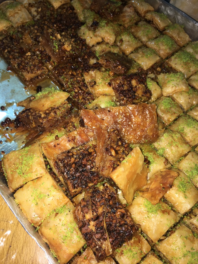 Neden sadece baklavanın içinde ki cevizler yanar?