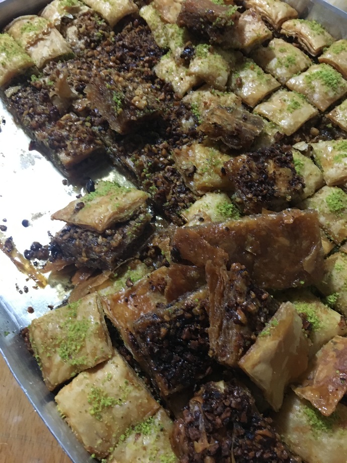 Neden sadece baklavanın içinde ki cevizler yanar?