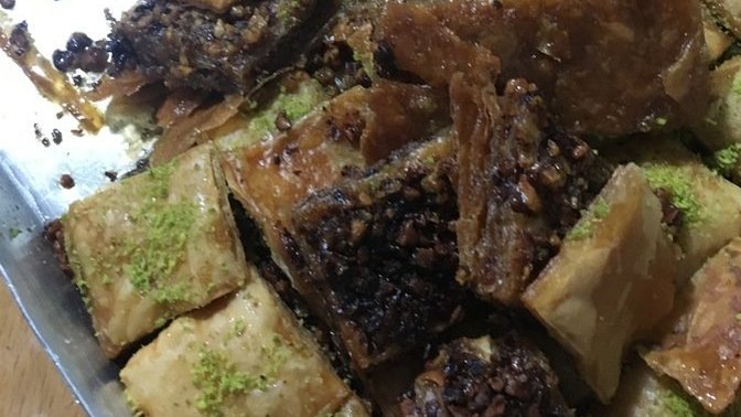 Neden sadece baklavanın içinde ki cevizler yanar?