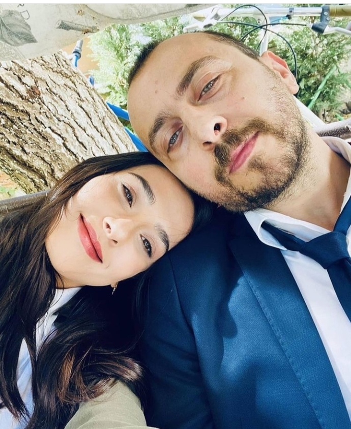 Ali Altayı severim kibar adam ama partneriyle sevgili gibi poz vermesini garipsedim