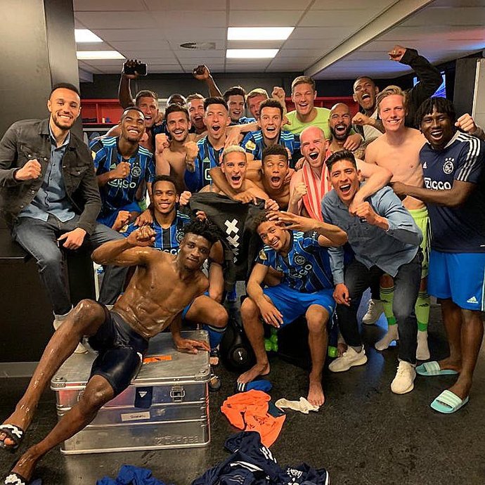 Ajax futbol kulübü şampiyonluk kupasını eritti ve yıldız şeklinde taraftarına gönderdi. Bu harekete 10 üzerinden kaç verirsin?