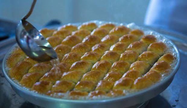 Kıyafete dökülen tatlı şerbeti nasıl temizlenir?