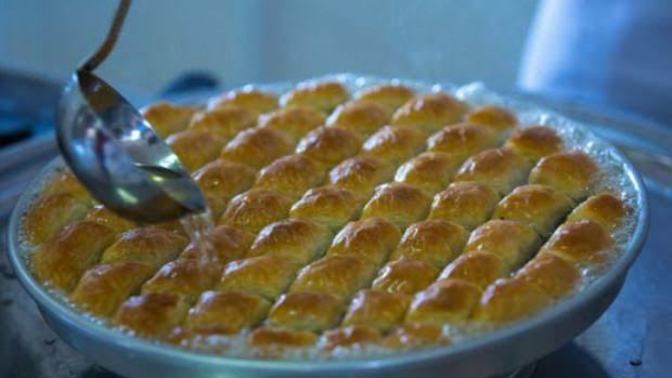 Kıyafete dökülen tatlı şerbeti nasıl temizlenir?
