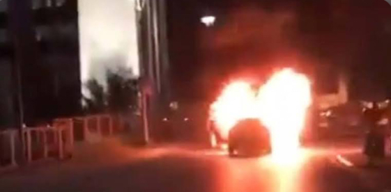 İsrail’i protesto etmek için arabasını yaktı! Ne düşünüyorsun?