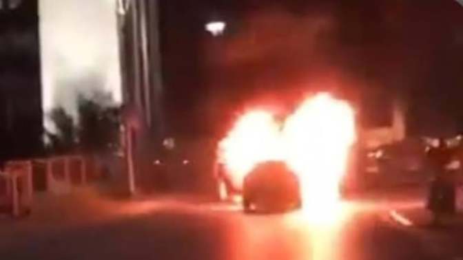 İsrail’i protesto etmek için arabasını yaktı! Ne düşünüyorsun?