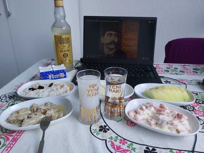 Gece balkonda oturup o sessizlikten keyif alma vakti geldi mi?