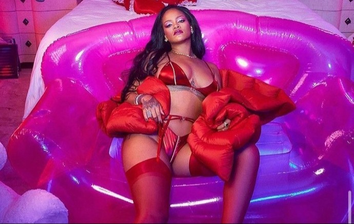 Kırmızı bikini giyen kız cüretkar mıdır?