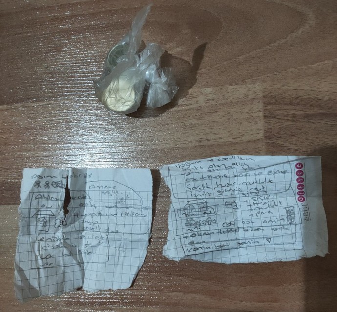 Güllerin altında bunu bulduk, anlamı ne?