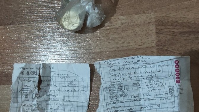 Güllerin altında bunu bulduk, anlamı ne?