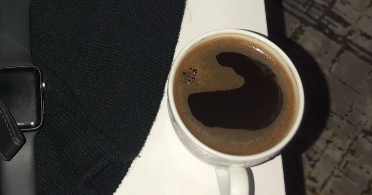 Okunmuş kahve içiyorum kahvede kalp oluştu bu bir işaret aşk hayatınız