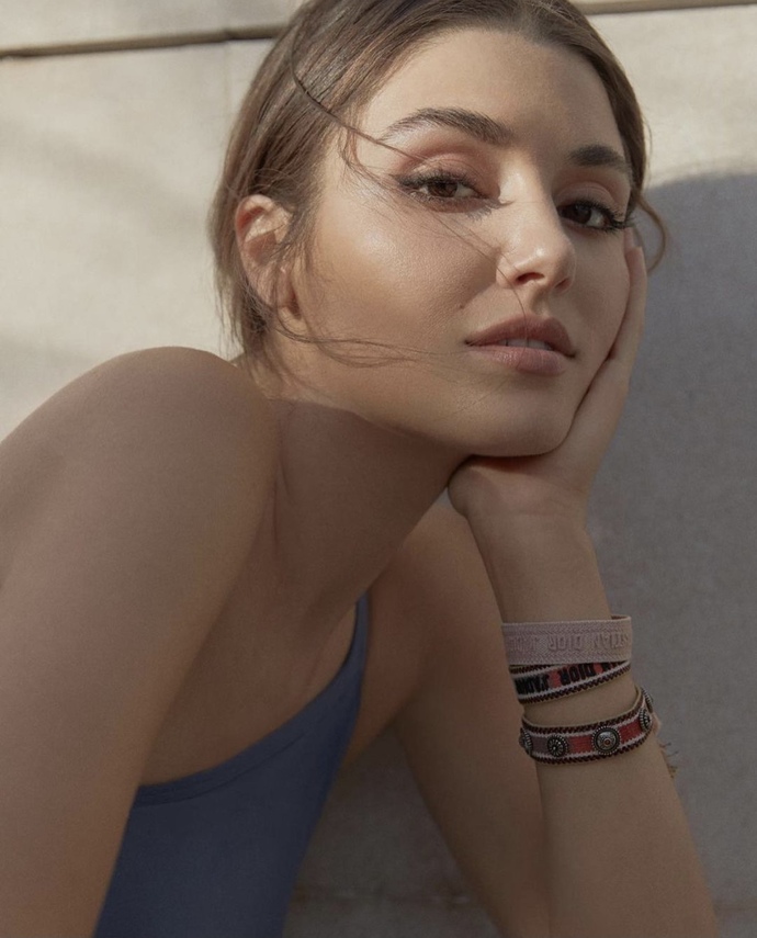 Serenay Sarıkaya mı Hande Erçel mi daha güzel ?
