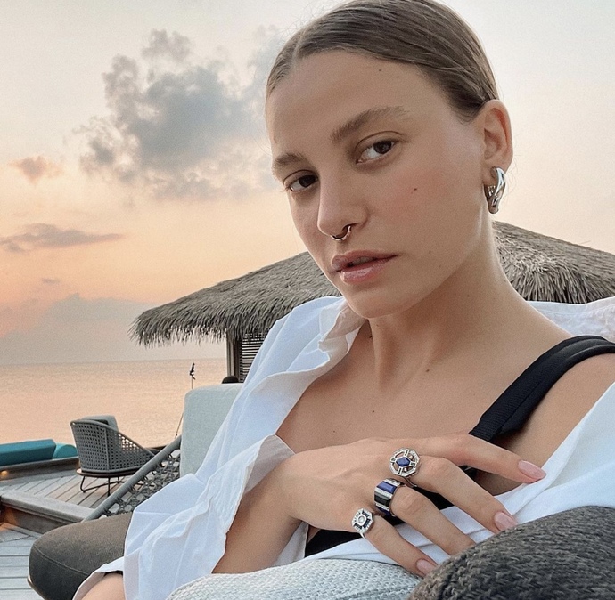 Serenay Sarıkaya mı Hande Erçel mi daha güzel ?