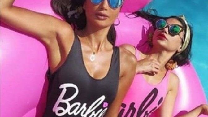 Önünde 'barbie' yazan bikini ve mayolar çocuksu mudur?