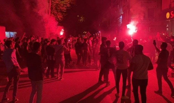 Beşiktaş taraftarı ile polis karşı karşıya geldi. Kuralları hiçe sayanlar için ne söylersiniz?