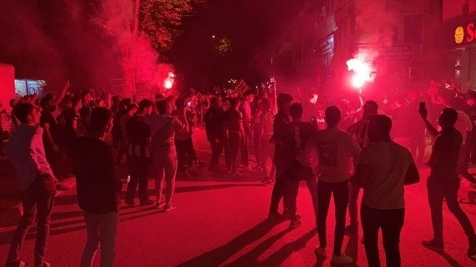 Beşiktaş taraftarı ile polis karşı karşıya geldi. Kuralları hiçe sayanlar için ne söylersiniz?