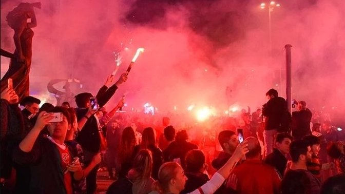 İnsanların şampiyonluk kutlaması için dışarı çıkması hakkında ne düşünüyorsunuz?