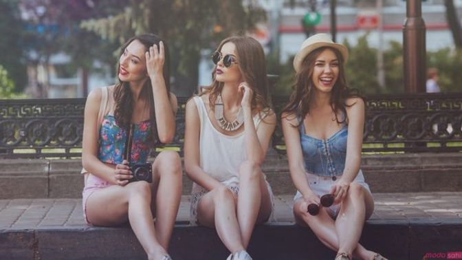 Erkek gibiyim resmen. O yazlık elbiselerle narin narin konuşup saçlarını güzelce yapan kızlara özeniyorum, neden onlar gibi olamıyorum?