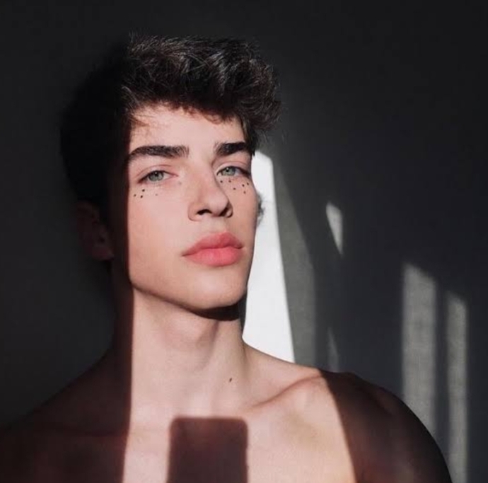 Manu Rios aşırı yakışıklı değil mi?