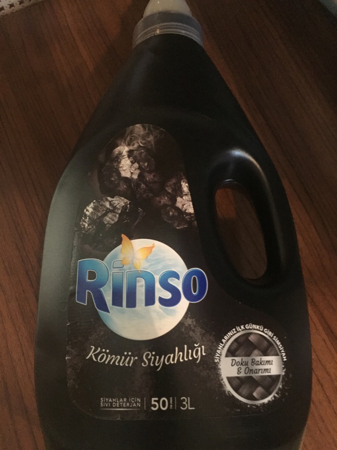 Renkli çamaşırlarınız için kullandığınız deterjan renkleri gerçekten koruyor mu?