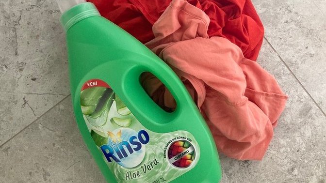 Renkli çamaşırlarınız için kullandığınız deterjan renkleri gerçekten koruyor mu?