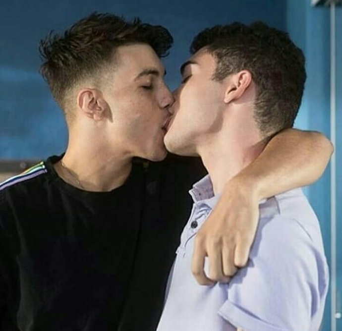Gay erkekler çok tatlı değil mi ya bence erkek adamın erkek sevgilisi olmalı katılıyomusunuz?