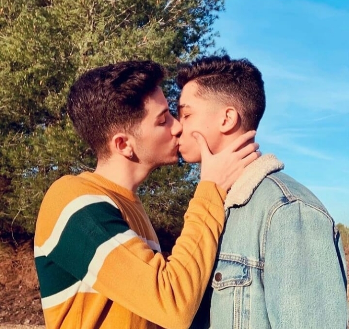 Erkekler çok güzeller ve ben Gay oldum şu an dünyanın en mutlusuyum sizcede mutluluğun sırrı eşcinsellik mi?