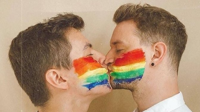 Erkekler çok güzeller ve ben Gay oldum şu an dünyanın en mutlusuyum sizcede mutluluğun sırrı eşcinsellik mi?