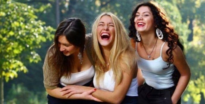 Sohbet ederken kahkaha attığınız bir kişi  var mı?