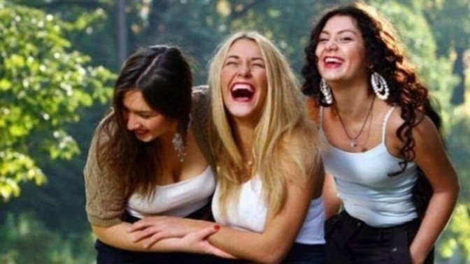 Sohbet ederken kahkaha attığınız bir kişi  var mı?