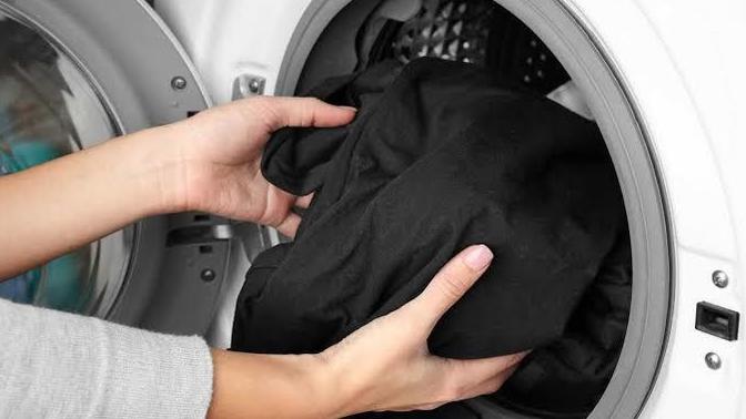 Koyu renkli çamaşırları yıkarken renklerinin solmaması için nelere dikkat ediyorsunuz?