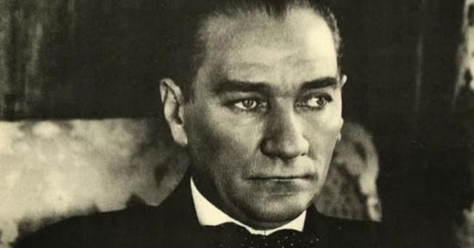 Atatürk' ün Trablusgarp' da hafif şahla olan sol gözü.
