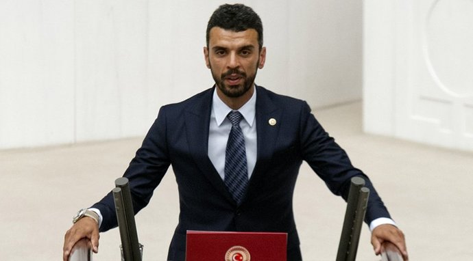 Milletvekili Kenan Sofuoğlu 7 milyon liralık Ferrari satın aldı! Geliri yeter mi bu arabayı almaya?