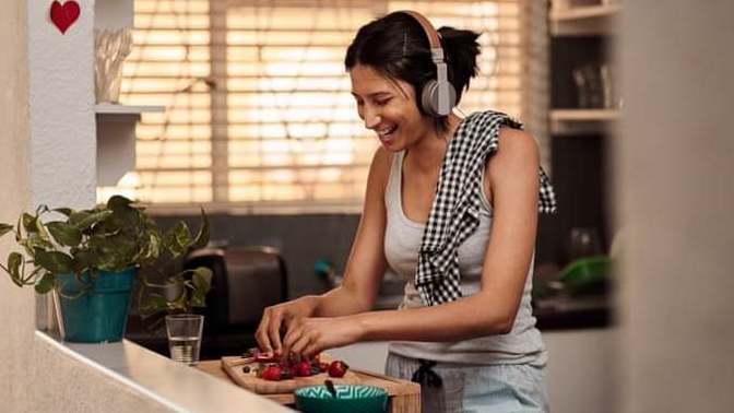 Yemek yaparken müzik dinlemek, yemeğin daha lezzetli olmasını sağlar mı?
