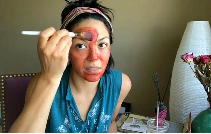 Regl kanı ile maske yapmak güzelleştiriyormuş. Güzellik uğruna en fazla ne yaparsınız?