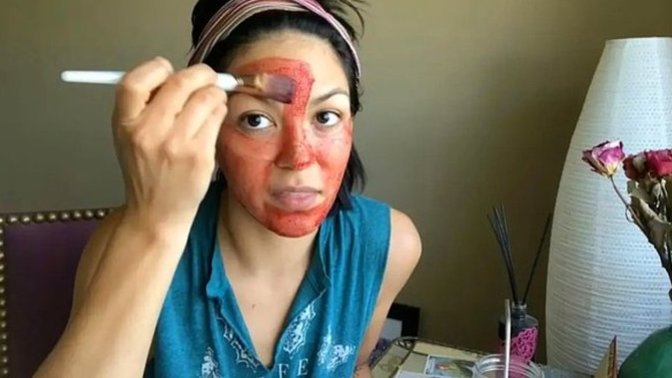 Regl kanı ile maske yapmak güzelleştiriyormuş. Güzellik uğruna en fazla ne yaparsınız?
