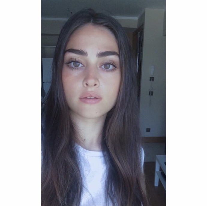 Esra Bilgiç’in gözleri mi daha güzel Hande Erçel’in mi?