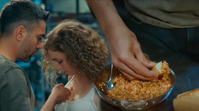 Çikolata sosu ve kremşantiyi gördük de böylesini görmedik! Göğsünden menemen yemek romantizm mi?