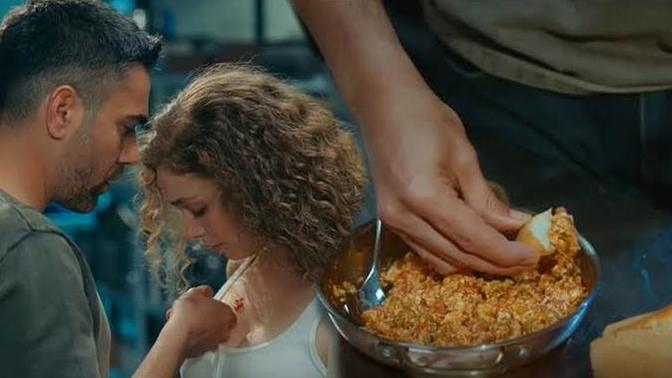 Çikolata sosu ve kremşantiyi gördük de böylesini görmedik! Göğsünden menemen yemek romantizm mi?