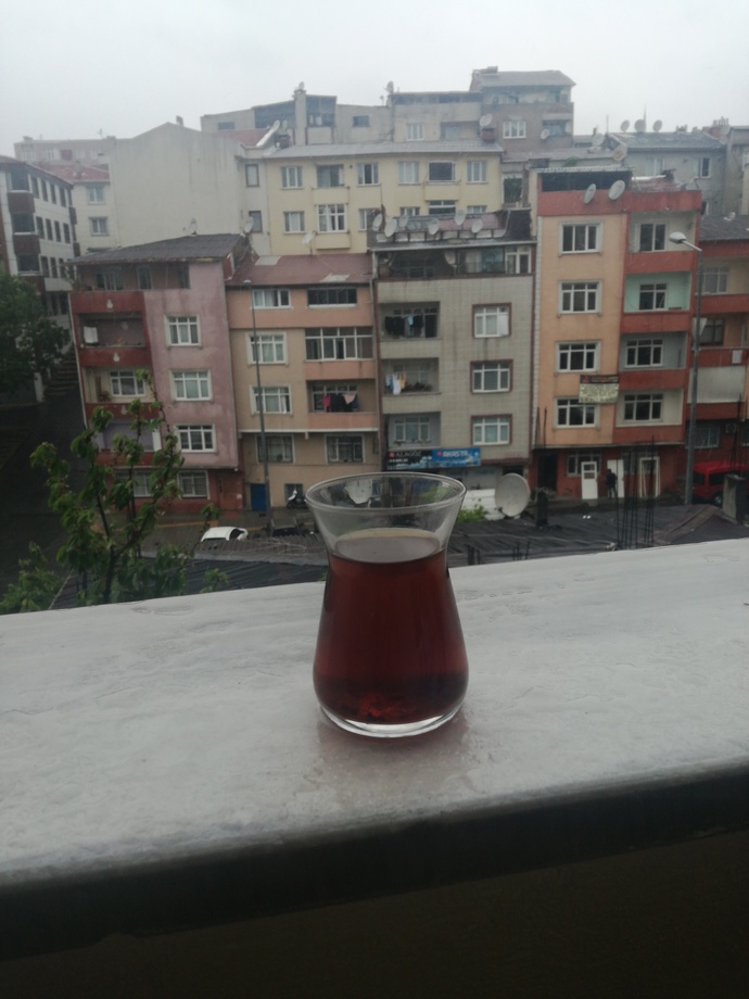Yagmur eşliğinde çay içmek isteyene ikram edebilirim?