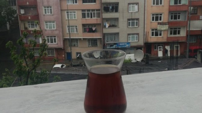 Yagmur eşliğinde çay içmek isteyene ikram edebilirim?