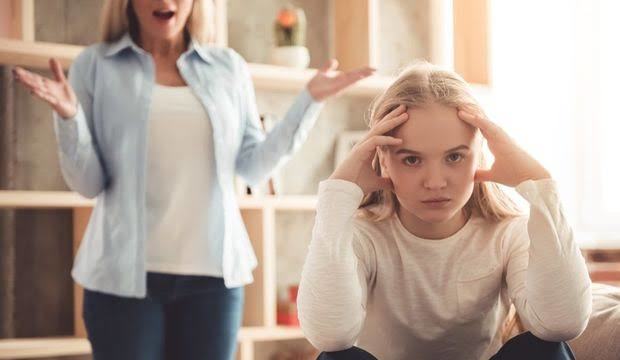 Asabiyet, ergenlikte hormonsal durumlardan ve aile davranışlarından artar.
