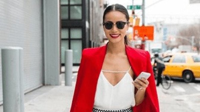Yaşıtlarıma göre daha feminen giyiniyorum, modaya ayak uydurmalı mıyım?