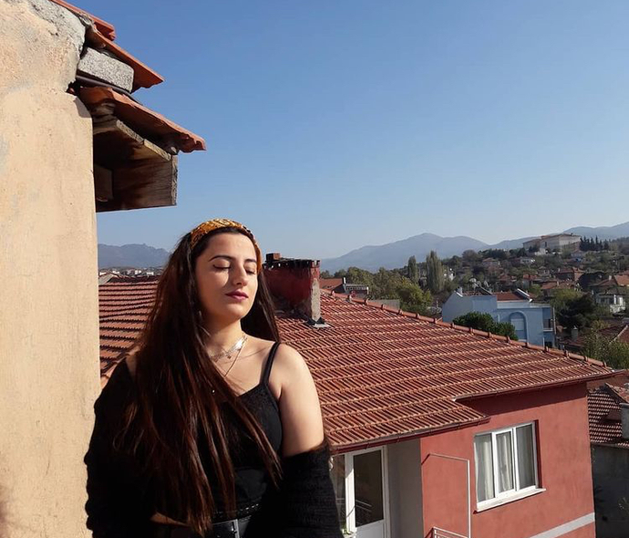 Ne giysem yakışmadığını düşünüyorum, taktığım takıların yakışmadığını düşünüyorum sizce neden?