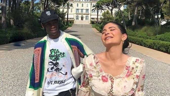 Kylie Jenner ile Travis Scott açık ilişki yaşıyor! Siz sevgilinizi başkasıyla paylaşır mıydınız?