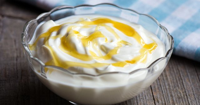 Saçlarım çok sert ve dökülüyor. Ne yapmalıyım?